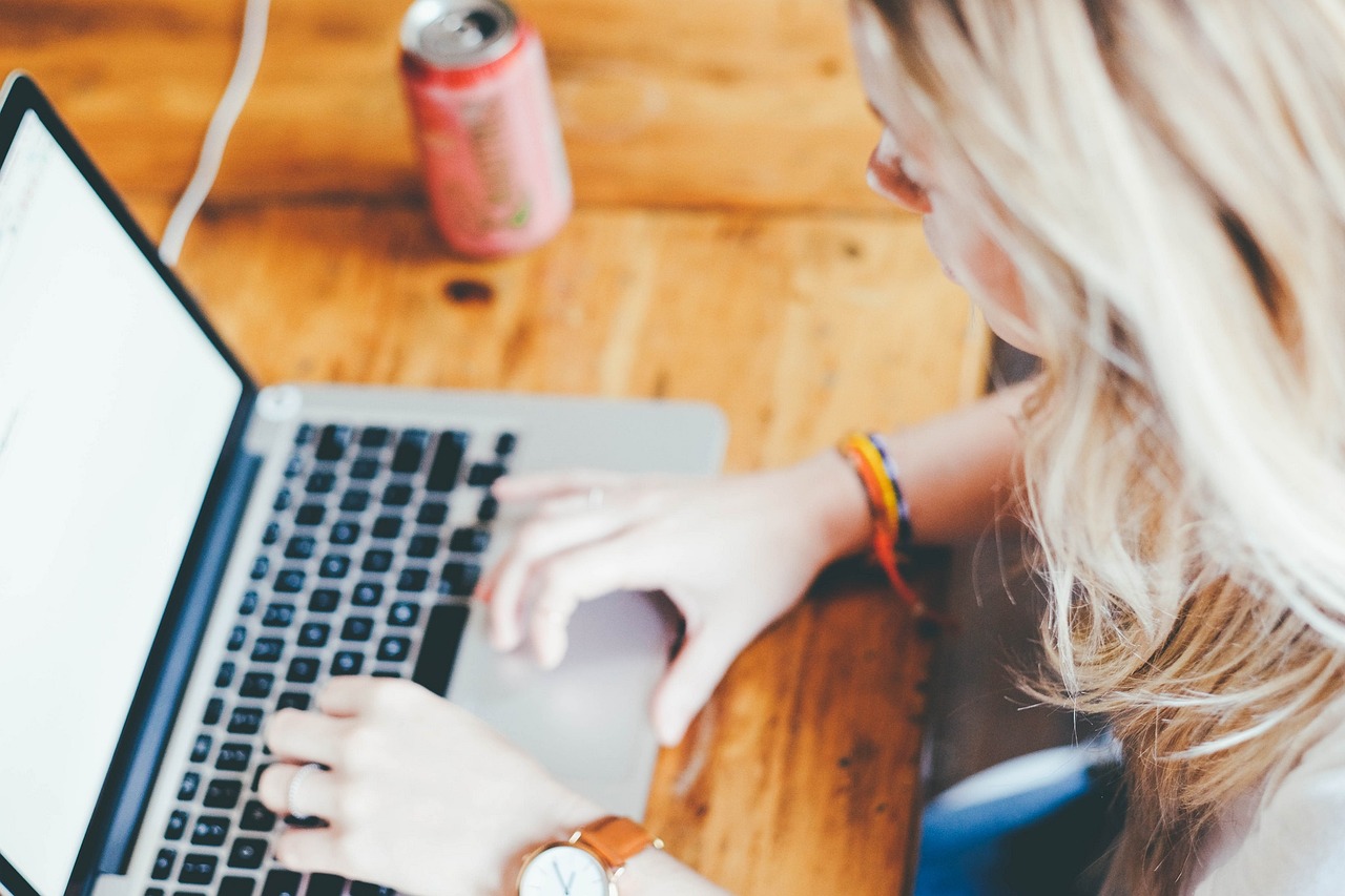 Woman working on computer_THoM_IMGDB-1